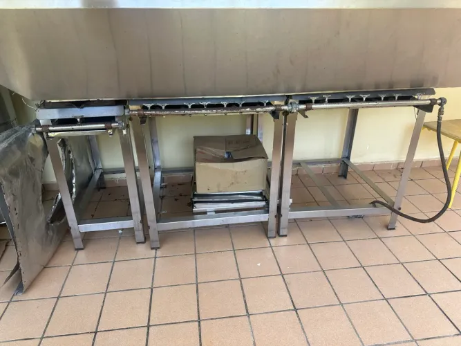 Vende-se coifa, fogão ind. Balcões para bolo e mesas/ cadeiras
