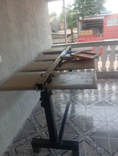Mesa de estamparia com berços e telas