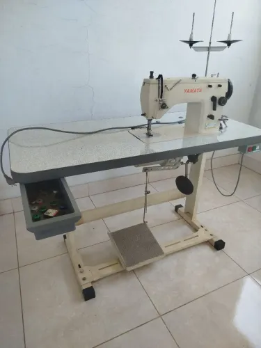 Máquina de costura reta e zigzag