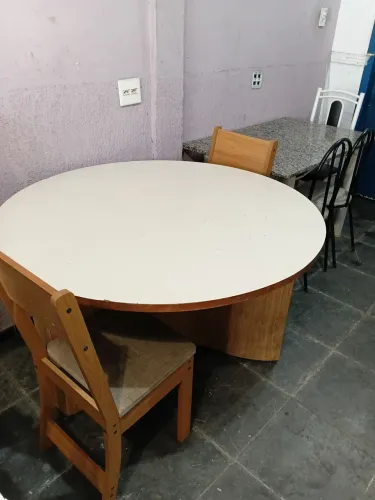Mesa redonda com duas cadeiras 