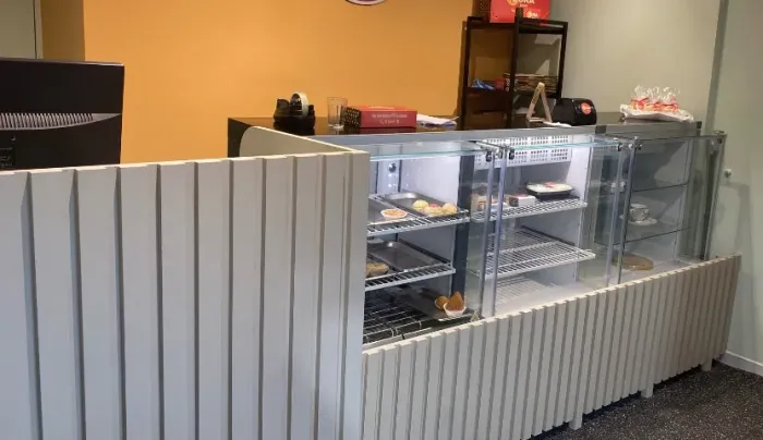 Lindo balcão comercial, com prateleira e 2  gavetas, frente ripada, todo MDF.