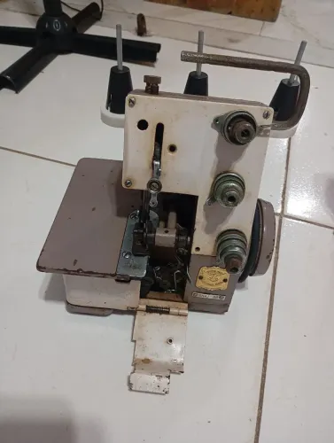 Máquina de costura overloque 