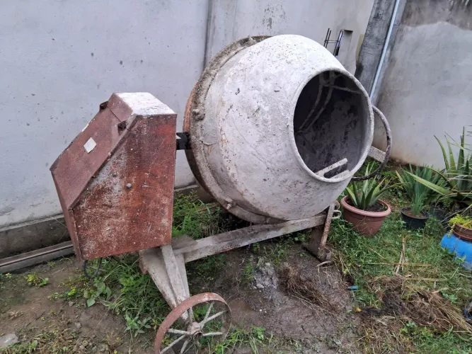 Vende-se betoneira menegotti 400l 