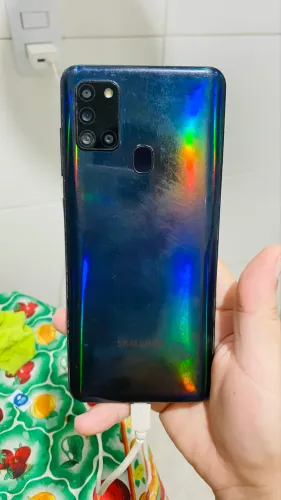 Celular A21s com detalhes de uso