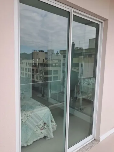 Barbada! Duas portas de alumínio com vidros laminados verdes.
