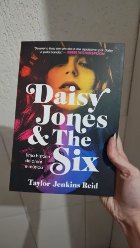 Livro "Daisy Jones and The Six"