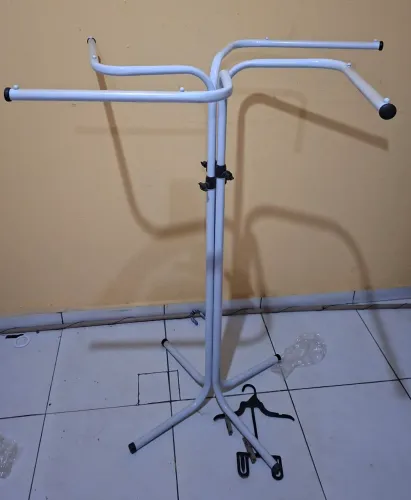 Estou vendendo, uma arara e fardos de roupas para bazar, cruzetas