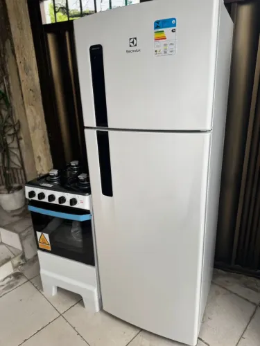 Kit geladeira Electrolux seminova + fogão novo 