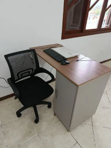 Escrivaninha com cadeira 