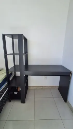 Escrivaninha preta com estante ideal para estudos e trabalho