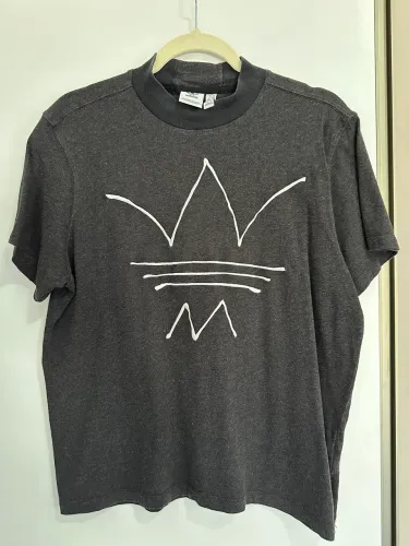 Camiseta adidas com gola alta 