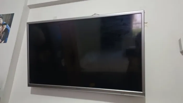 Televisão Semp 32' (tela não funciona; para peças ou consertar a tela)