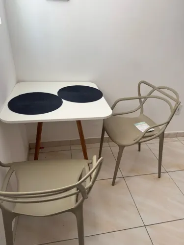 Mesa com 2 cadeiras