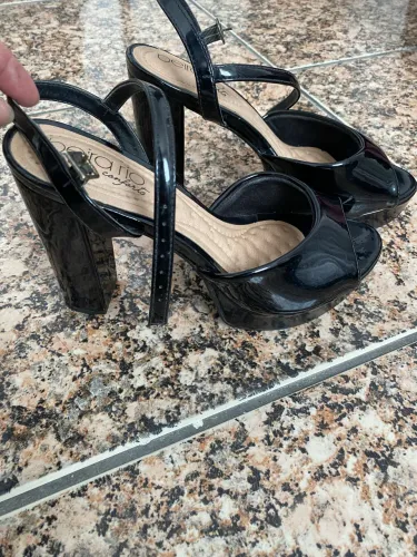 Sandália salto alto