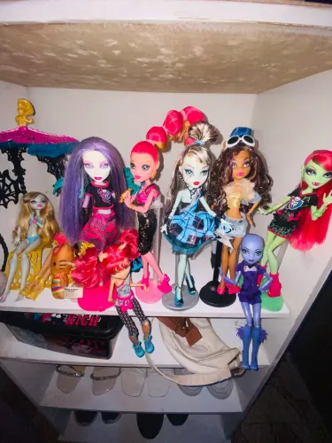 Lote de bonecas monster High e playsets em bom estado 