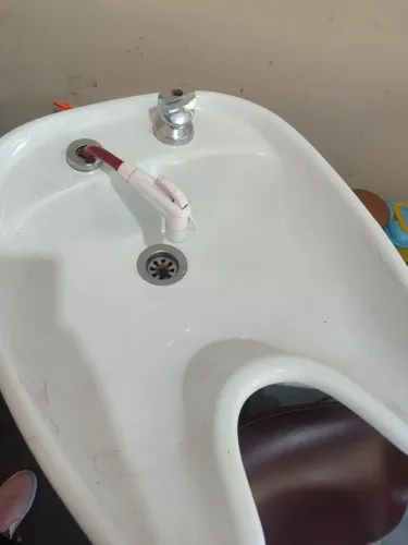 Vendo um lavatório semi novo, de porcelana.
