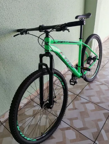 Vende -se Bicicleta aro 29 quadro de alumínio com 4 meses de uso, 21 marchas, Shimano.