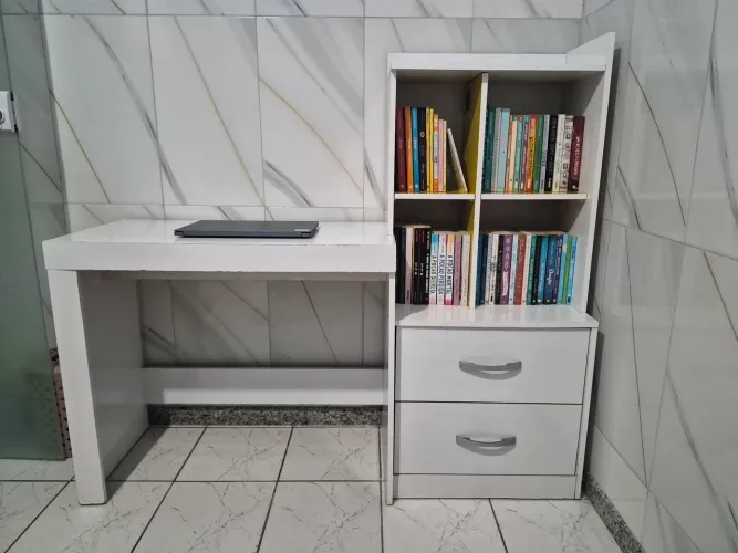 Escrivaninha com mini estante acoplada
