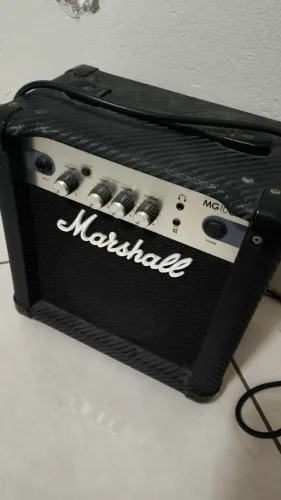 AMPLIFICADOR DE GUITARRA MARSHALL MG10CF + PEDAIS DE CHORUS E DELAY