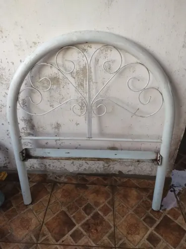 Cama de ferro branca