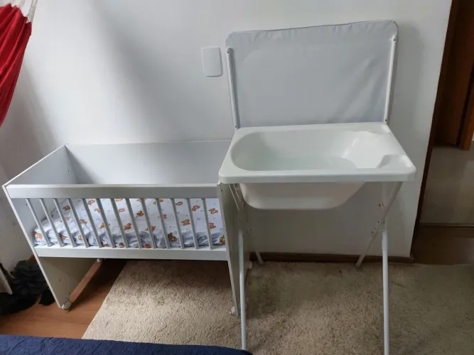 Vendo carrinho de bebê, mini berço e banheira