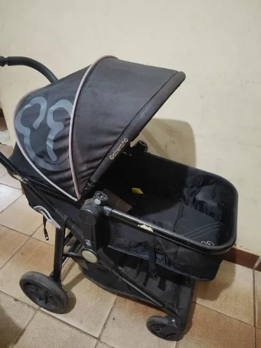 Carrinho de bebê Galzerano com bebê conforto