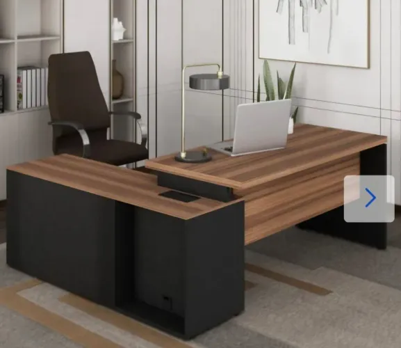 Mesa de Escritório em L com gaveteiro - Novíssimo