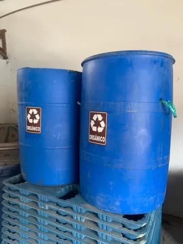 Lixeira 200 litros, com alças e furo interno para lavagem