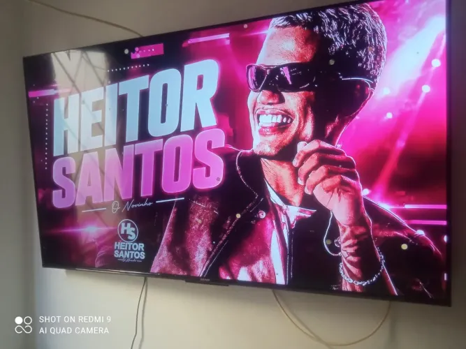 Vendo tv 55 polegadas com um mês d uso 4k vai com documento e tudo pega até bluetooth 