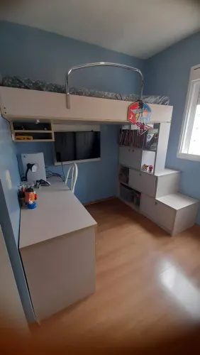 Cama infanti suspensa com armário
