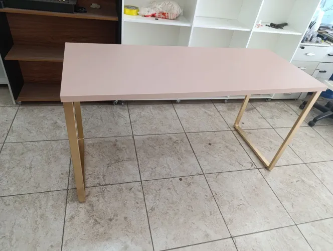 Mesa estilo industrial 1.50x0.60 dourada nova