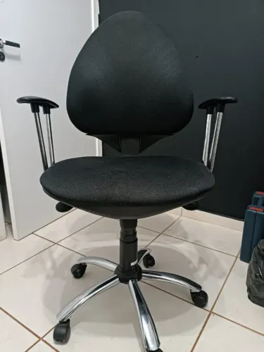 Cadeira de Escritório Tela Mesh Preta com Braços e Base Cromada