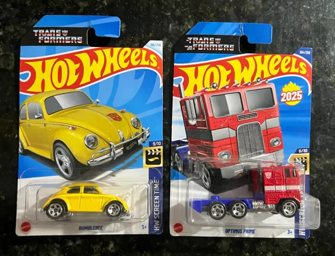 Hot Wheels Transformers Bumblebee + Optimus Prime (2025) - Novos Lacrados