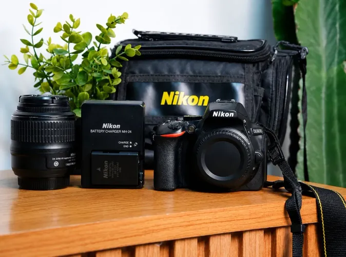 Nikon D5600 + lente 18-55mm + bolsa + carregador + bateria