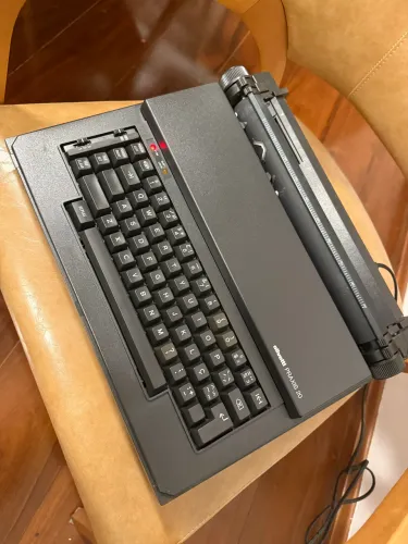 Máquina de escrever elétrica olivetti práxis 20 usada