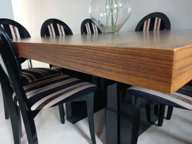 Linda mesa de jantar com design moderno em tom amadeirado com laka preto.
