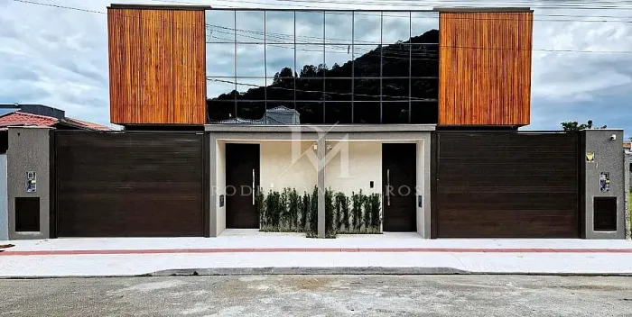 Sobrado triplex com 3 suítes no Centro de Balneário Camboriú