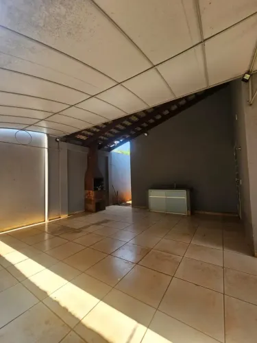 Casa à venda em Rio Verde com espaço amplo, armários embutidos, 3 quartos e ótima localiza