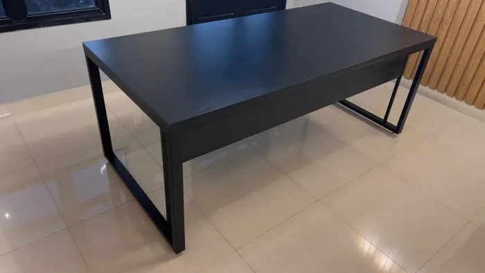 Mesa estilo industrial All Black com saia frontal 180 X 70 cm