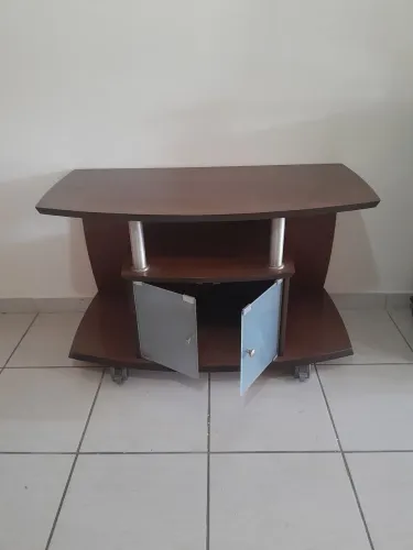 Rack de madeira com porta de vidro jateado e rodinhas