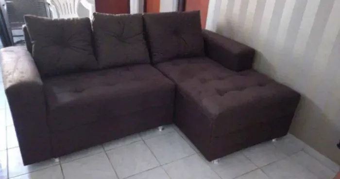 sofá chaise com almofadas 799