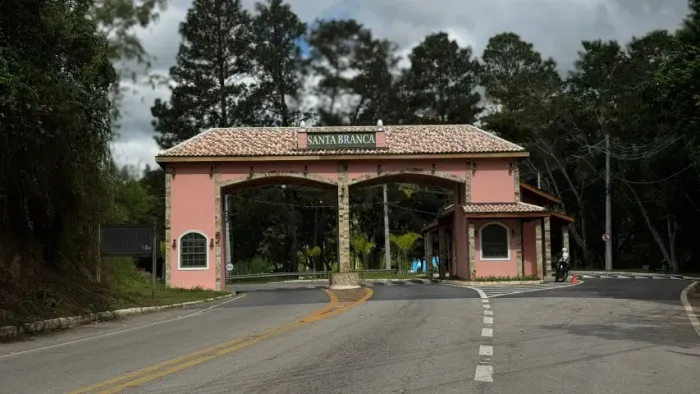 Vendo terreno com 1.320m² em Santa Branca, recanto da cachoeira 2. 12 9  *