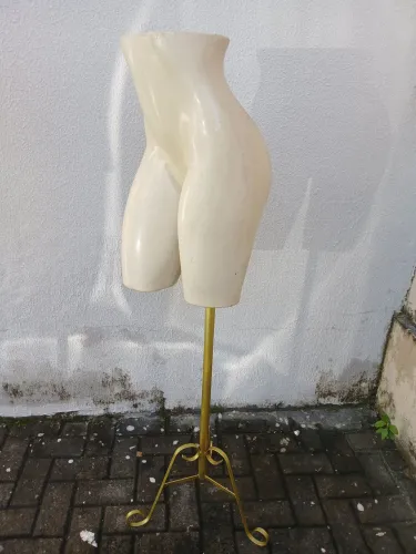 Manequim QUADRIL COM PEDESTAL DOURADO. 