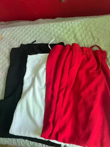 Três calca pantalona, pelo preço de uma