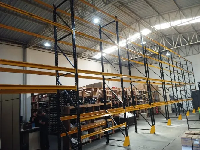 Prateleira para material de construção