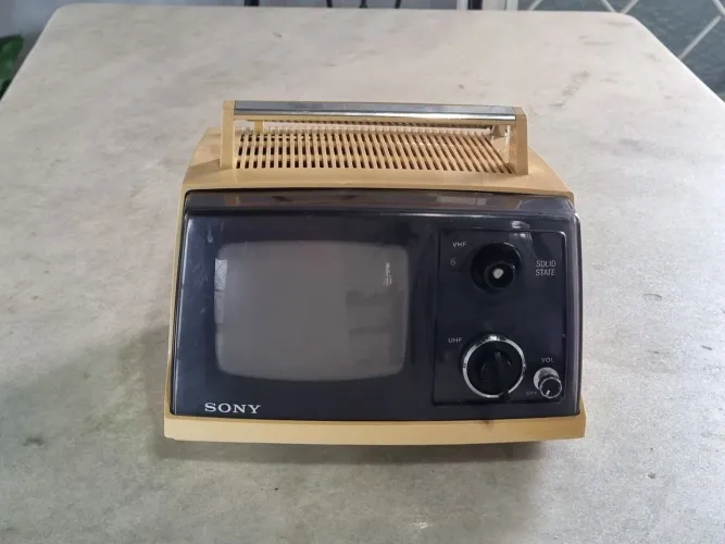 Mini Televisão Tubo Sony Antigo Vintage Decoração Anos 60 70 CRT Preto e Branco TV