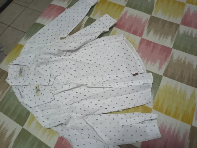 Duas camisas manga comprida tamanho 08