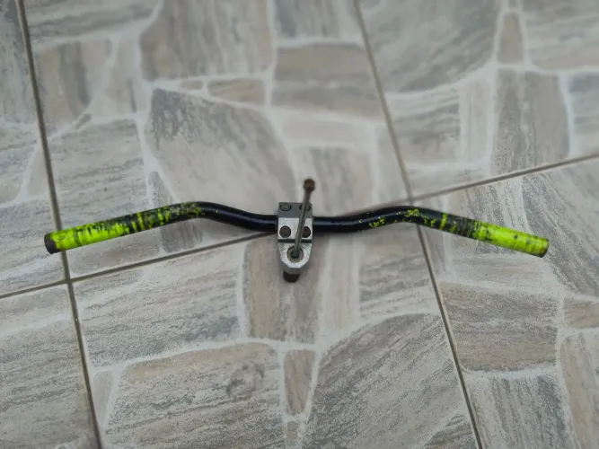Mesinha de bicicleta com guidão 