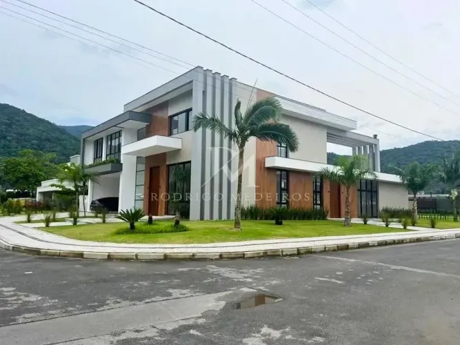 Casa em condomínio com 5 suítes à venda em Itapema