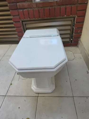 Vaso sanitário e pia de banheiro